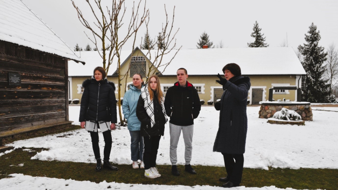 Skolēni ēno muzeja "Pikšas" vadītāju