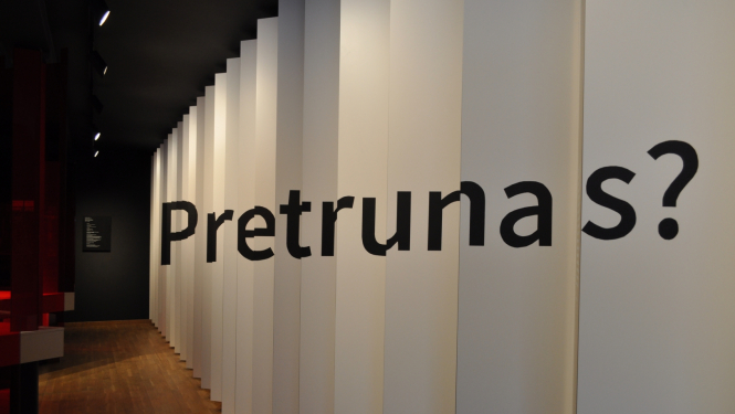 Pretrunas? - uzraksts no ekspozīcijas