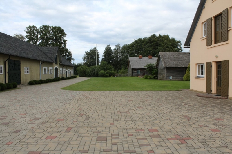 K.Ulmaņa piemiņas muzeja “Pikšas” centrālais laukums