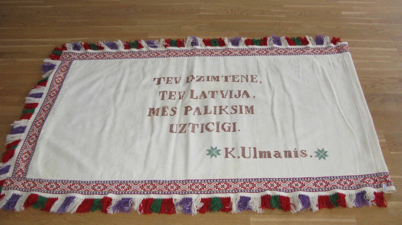 K.Ulmaņa spēka vārdi karogā Bērzmuižas skolai