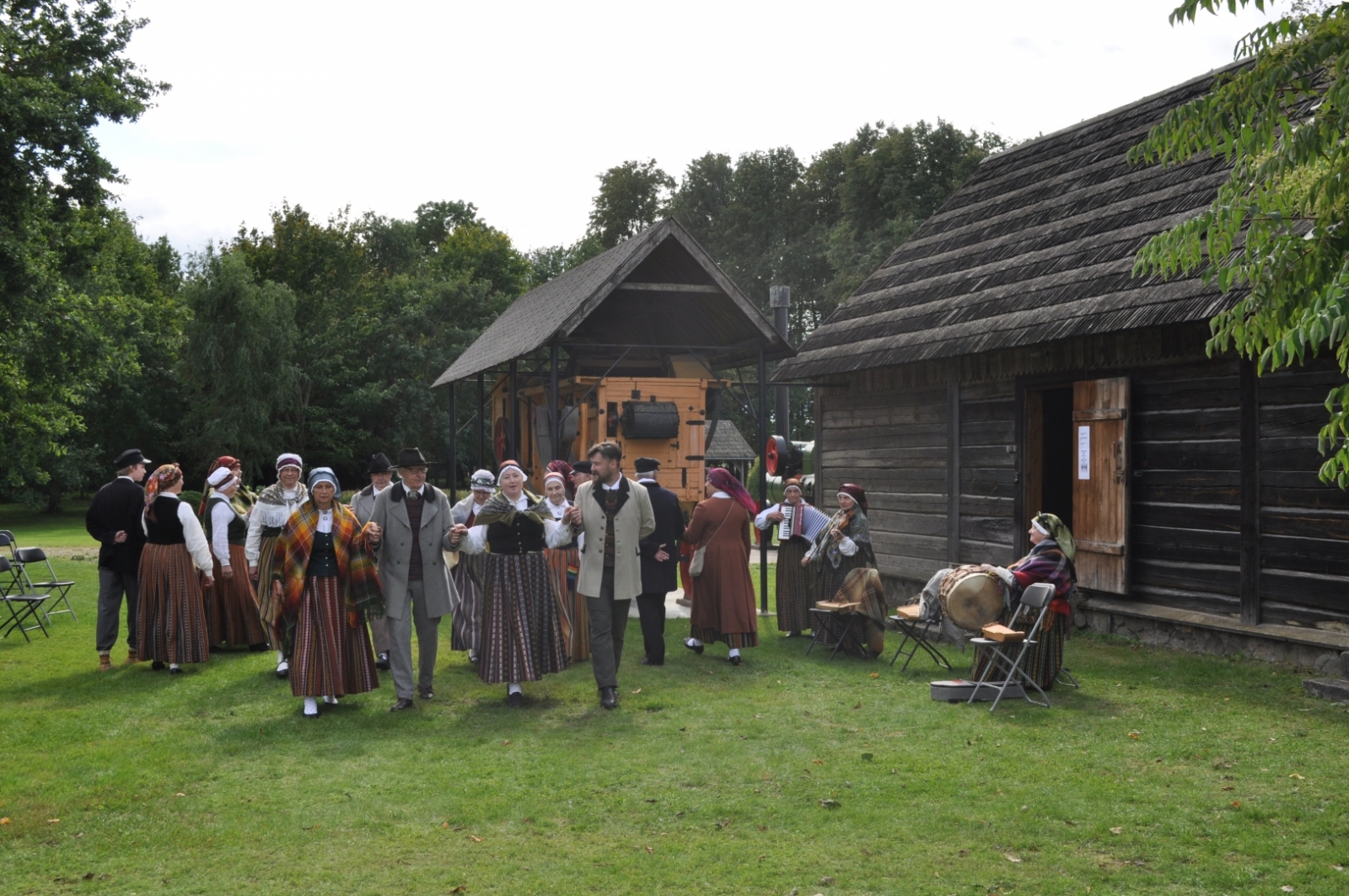 Folkloristi, dancotāji muzejā "Pikšas"