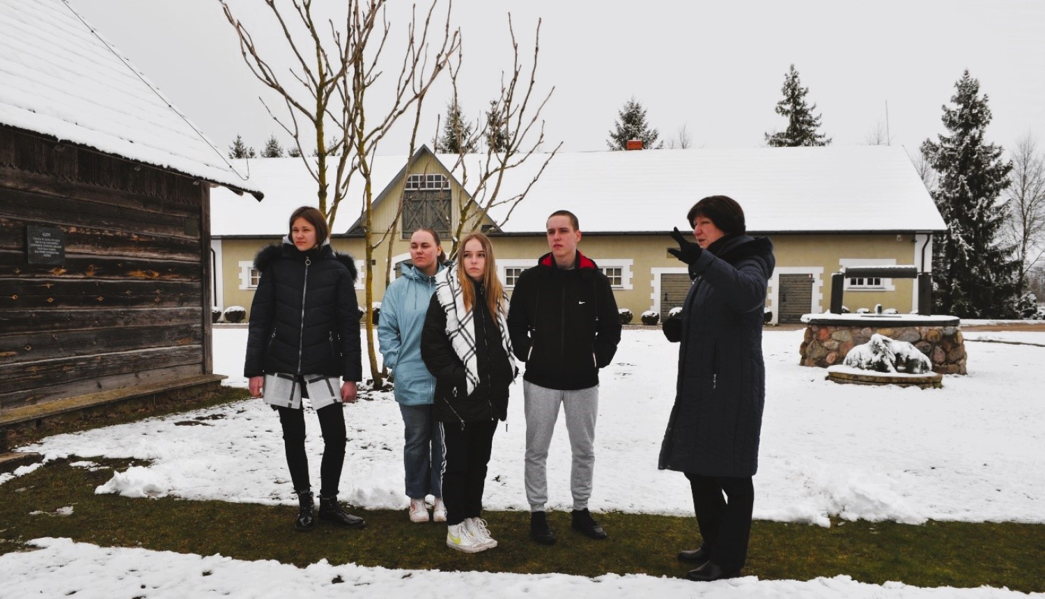Skolēni ēno muzeja "Pikšas" vadītāju