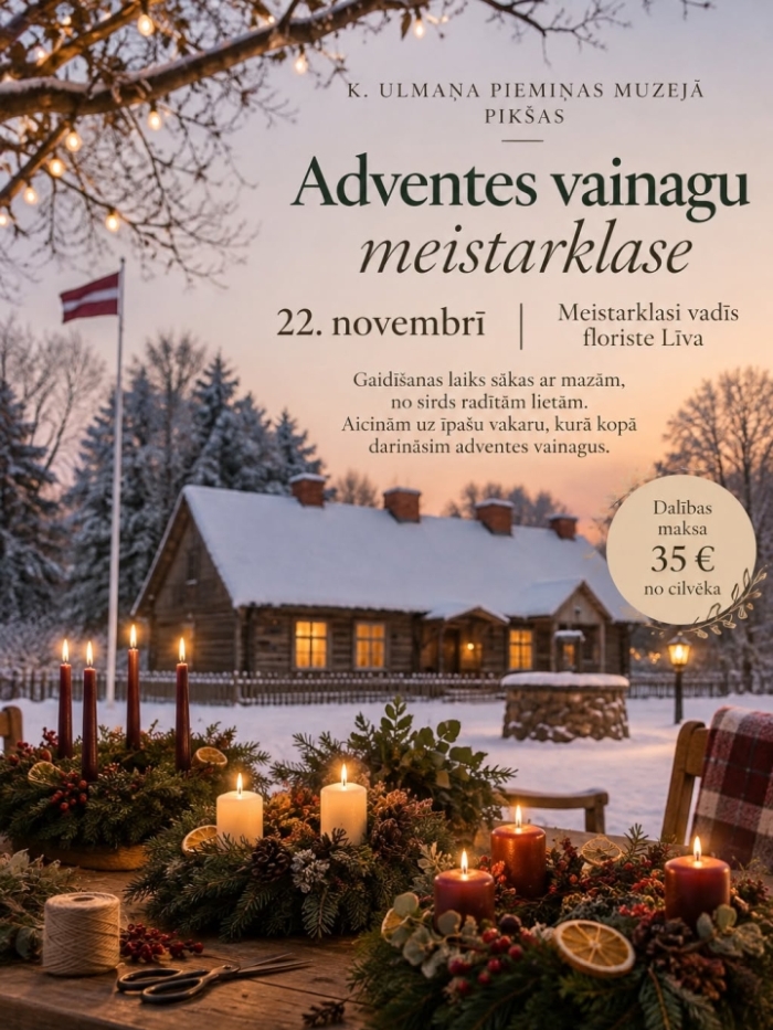 Plakāts Adventes vainagu meistarklase muzejā “Pikšas”. Izgaismota muzeja saimnieka māja ziemas ainavā, ar Latvijas karogu un priekšplānā Adventes vainagi ar svecēm