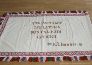 K.Ulmaņa spēka vārdi karogā Bērzmuižas skolai