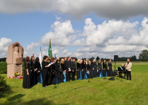 Dziedātāji atceres pasākumā pie K.Ulmaņa pieminekļa