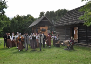 Folkloristi, dancotāji muzejā "Pikšas"