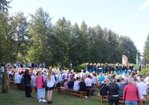 Atceres pasākuma dalībnieki klausās dziedātāju koncertu pie K.Ulmaņa pieminekļa