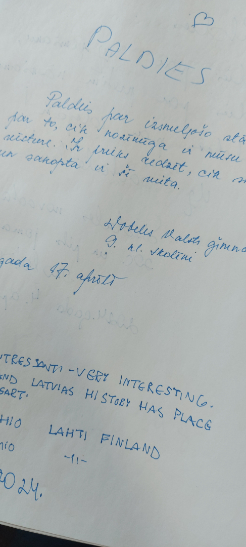 Muzeja "Pikšas" viesu grāmatā veiktie paldies ieraksti ar zilas krāsas tinti