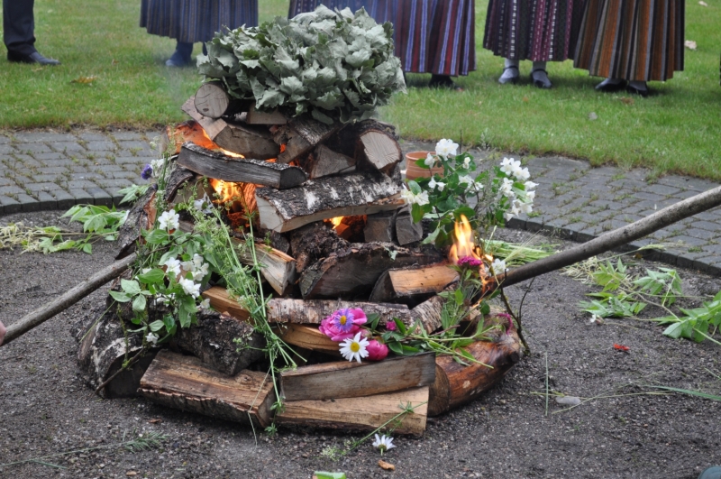 Līgo svētku ugunskurs ar malku un jāņuzālēm
