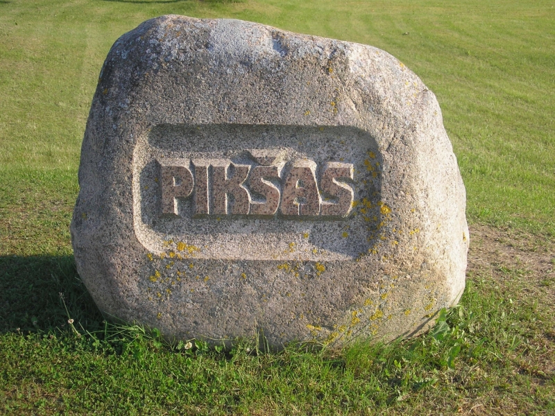 Granīta akmens ar iekaltu uzrakstu "Pikšas"