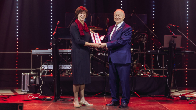 Sieviete un vīrietis sadevušies rokās tura Dobeles novada pašvaldības apbalvojumu