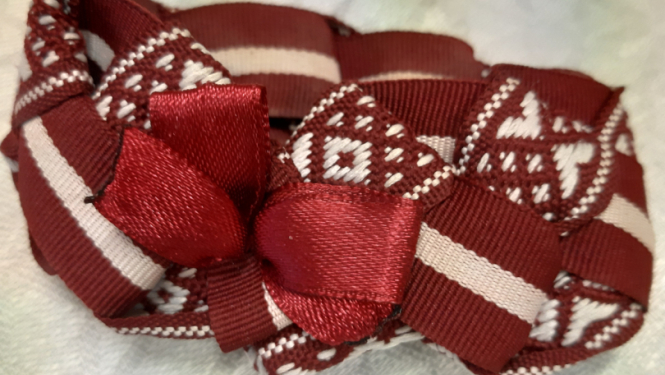 Dažādas sapītas lentītes Latvijas krāsās