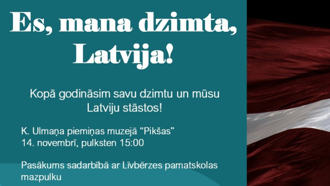 Pasākuma afiša "Es, mana dzimta, Latvija!”, bez attēliem, ar baltiem burtiem uz zila zaļa fona. Labajā pusē plīvojošs Latvijas karogs
