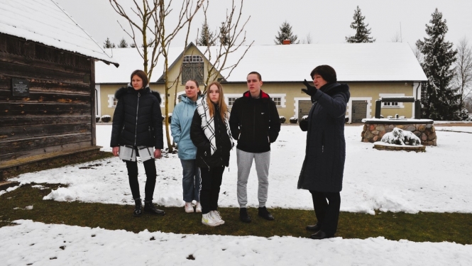 Skolēni ēno muzeja "Pikšas" vadītāju