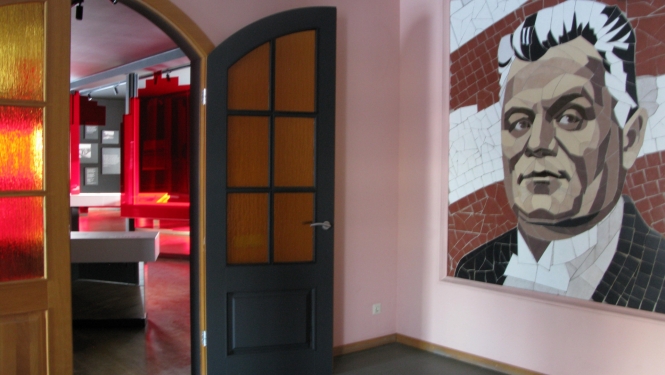 Durvis muzejā "Pikšas" uz ekspozīciju par K.Ulmani