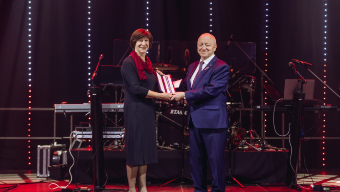 Sieviete un vīrietis sadevušies rokās tura Dobeles novada pašvaldības apbalvojumu