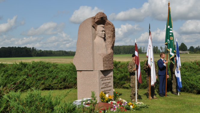 Atceres pasākumā dažādi karogi pie K.Ulmaņa pieminekļa