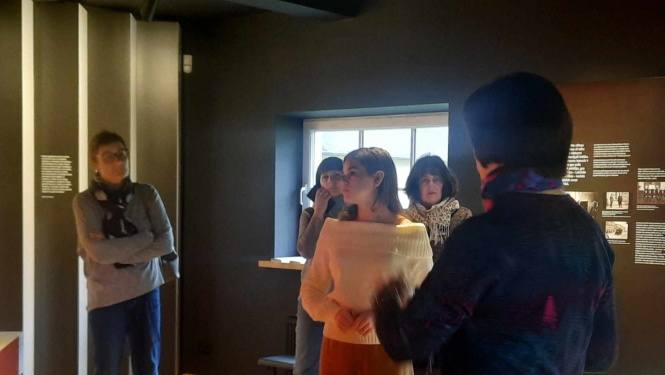 Vairāki apmeklētāji jaunās ekspozīcijas apskatē muzejā "Pikšas"