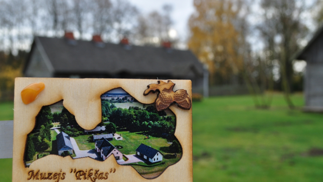 Muzeja kopskats Latvijas kontūrā un ap to