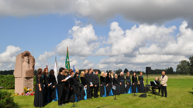 Dziedātāji atceres pasākumā pie K.Ulmaņa pieminekļa