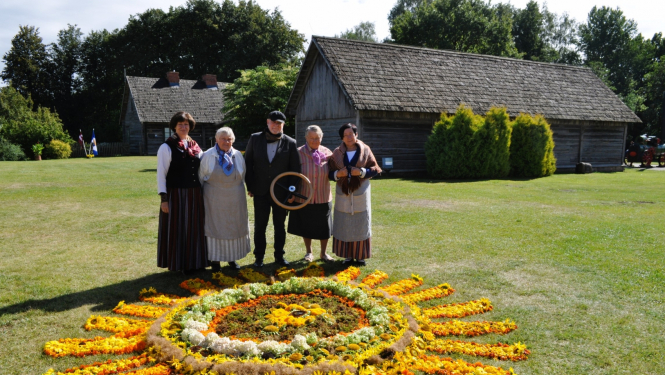 Muzeja kolektīvs muzeja pagalmā