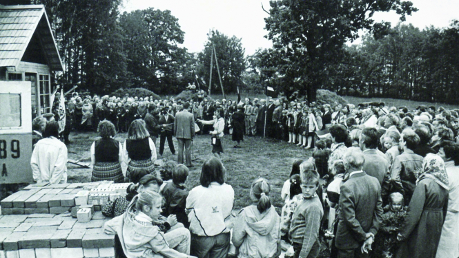 Muzeja "Pikšas" saimniekmāja ar cilvēku pūli pie parādes durvīm
