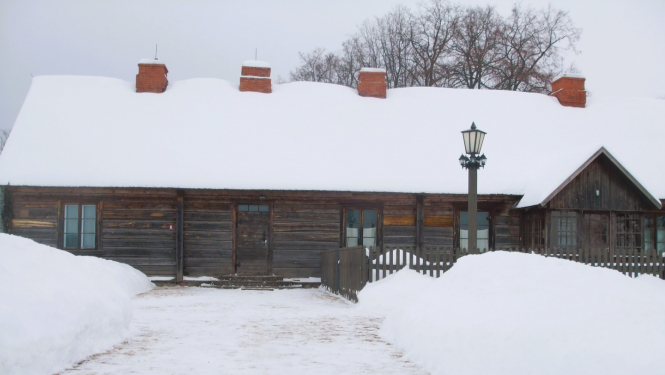 Muzeja „Pikšas" ēka sniegotā ainavā