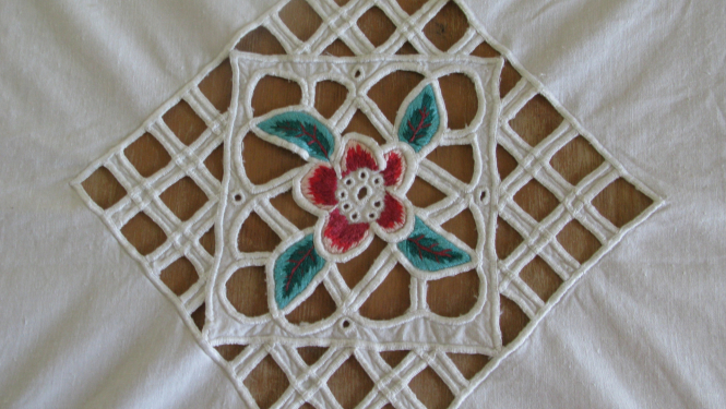 Rišeljē tehnikā darināts rožu raksts