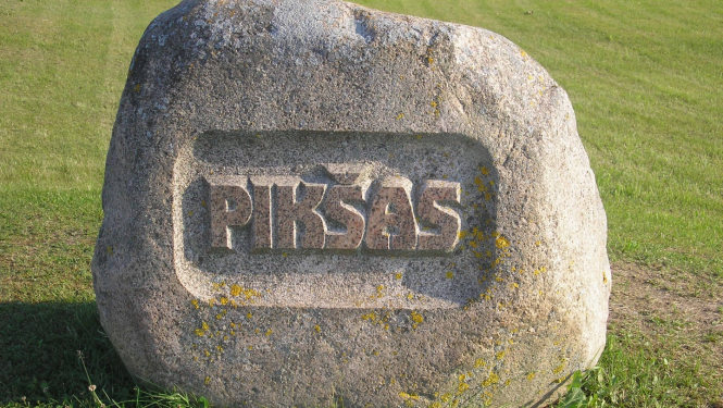 Granīta akmens ar iekaltu uzrakstu "Pikšas"