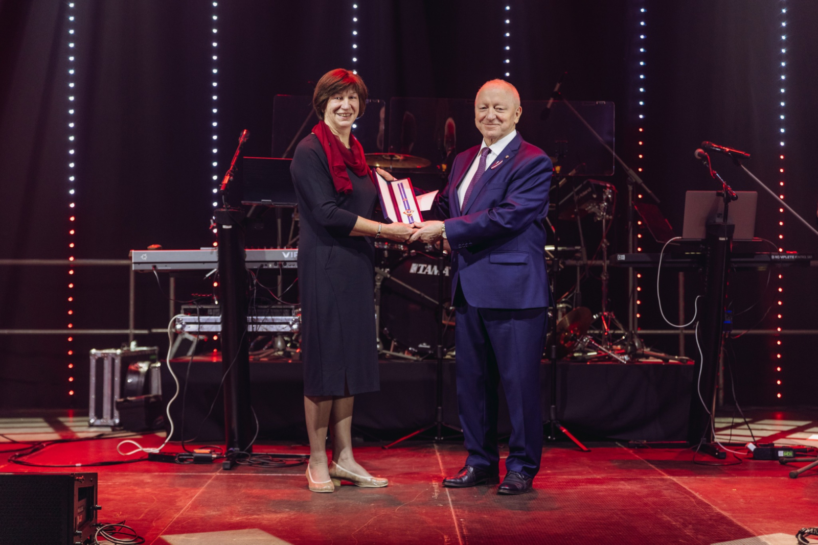 Sieviete un vīrietis sadevušies rokās tura Dobeles novada pašvaldības apbalvojumu