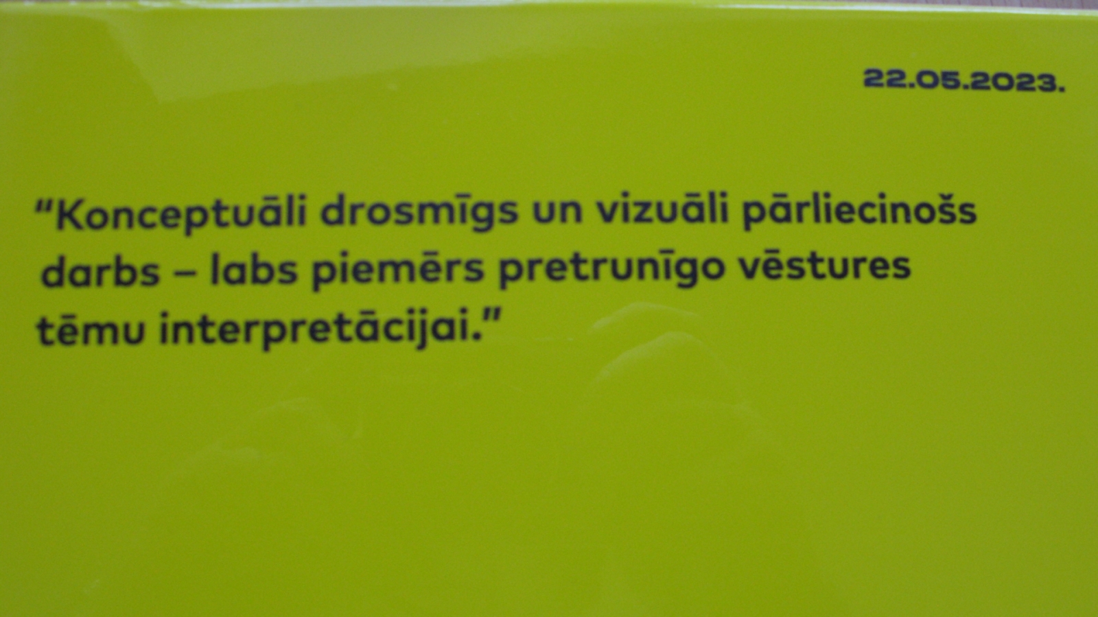 Konceptuāli drosmīgs un vizuāli pārliecinošs darbs - labs piemērs pretrunīgo vēstures tēmu interpretācijai.