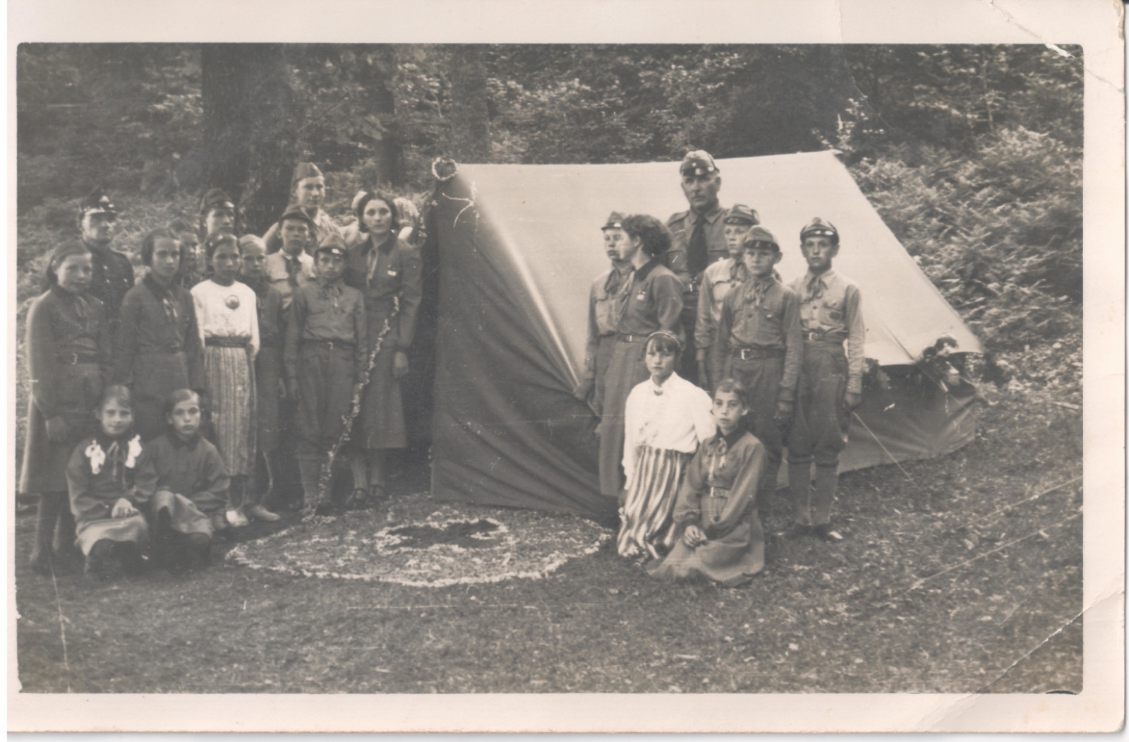Mazpulku kustība gandrīz 100 gadus atpakaļ, kolektīva bilde pie telts