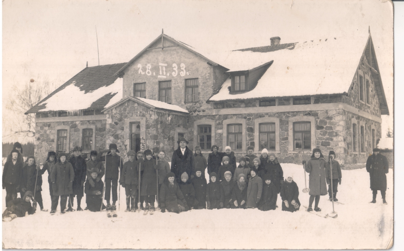 Mazpulku kustība gandrīz 100 gadus atpakaļ, kolektīva bilde ziemā pie ēkas