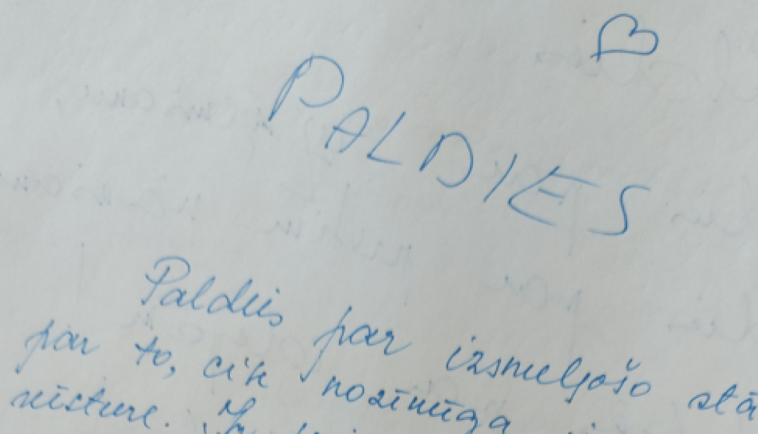 Muzeja "Pikšas" viesu grāmatā veiktie paldies ieraksti ar zilas krāsas tinti