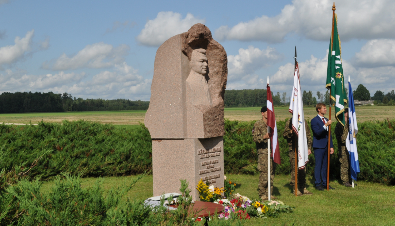 Atceres pasākumā dažādi karogi pie K.Ulmaņa pieminekļa