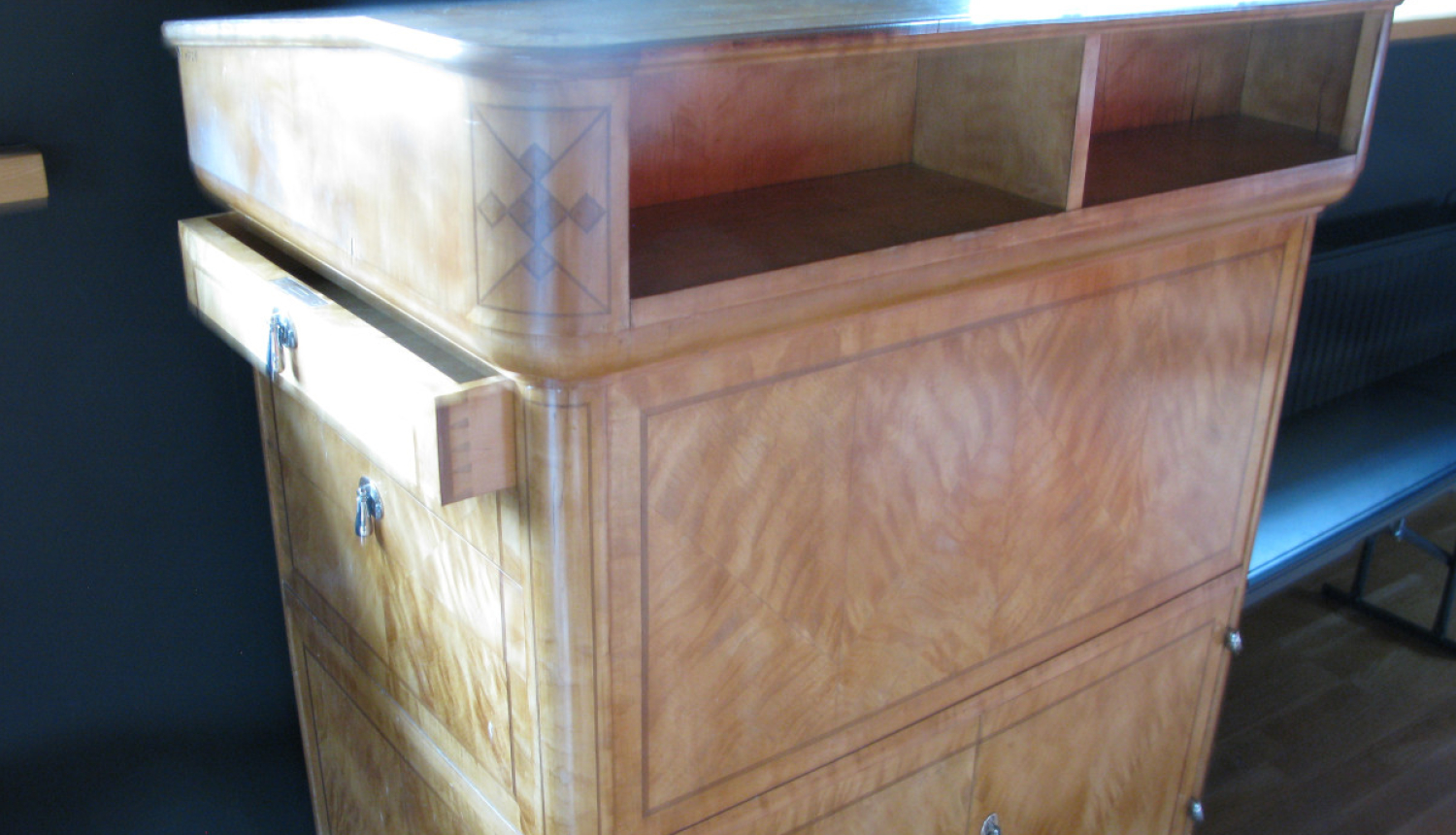 Rakstāmpults - neliels, gaišs skapis ar daudz atvilktnēm