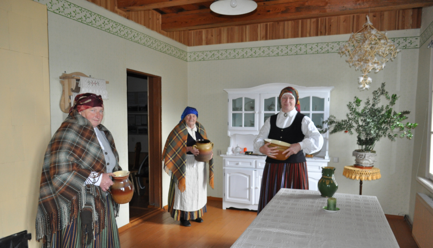Trīs muzeja "Pikšas" saimnieces tautastērpos 