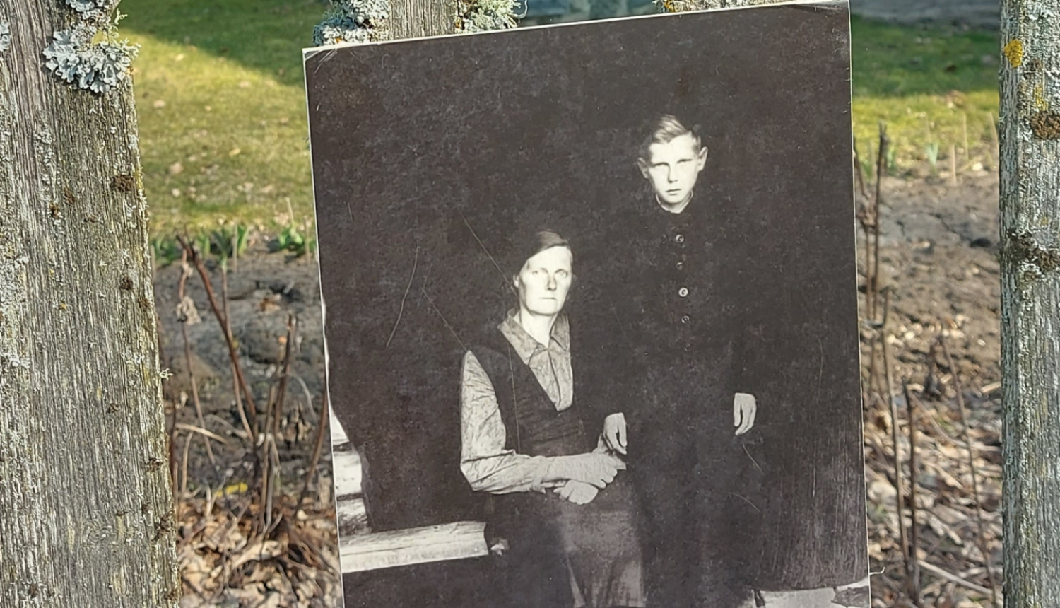 Melnbalta bilde pielikta pie muzeja koka sētas. Bildē redzams Gunārs Ulmanis jaunībā un viņa mamma Sibīrijā