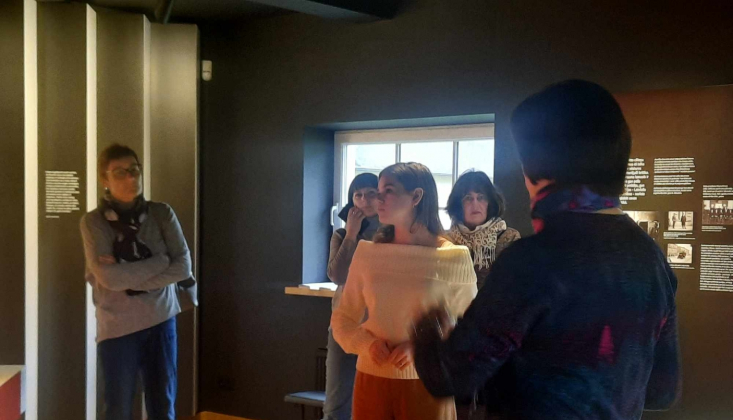 Vairāki apmeklētāji jaunās ekspozīcijas apskatē muzejā "Pikšas"