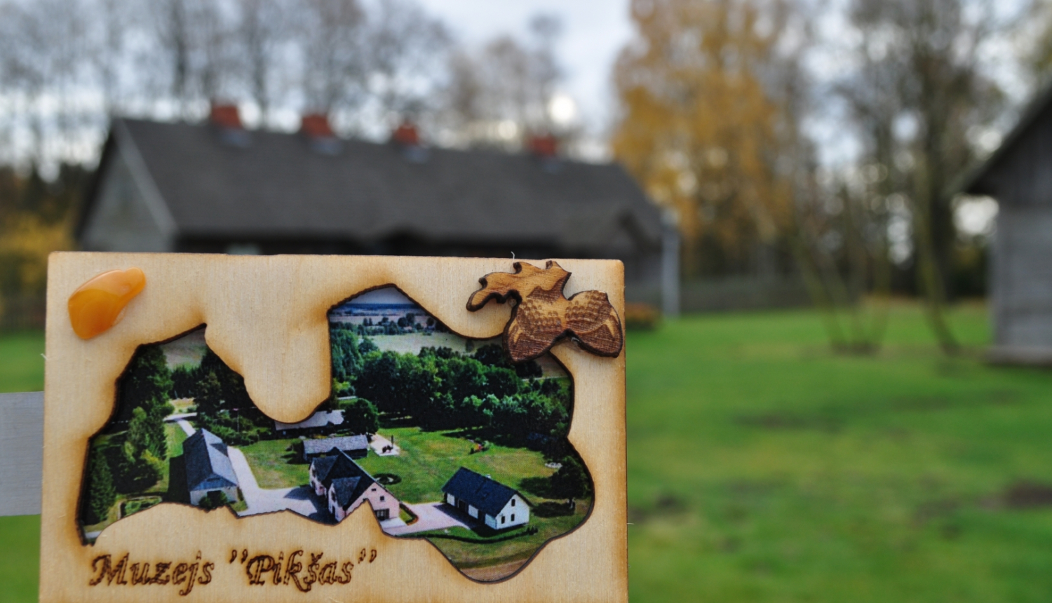 Muzeja kopskats Latvijas kontūrā un ap to