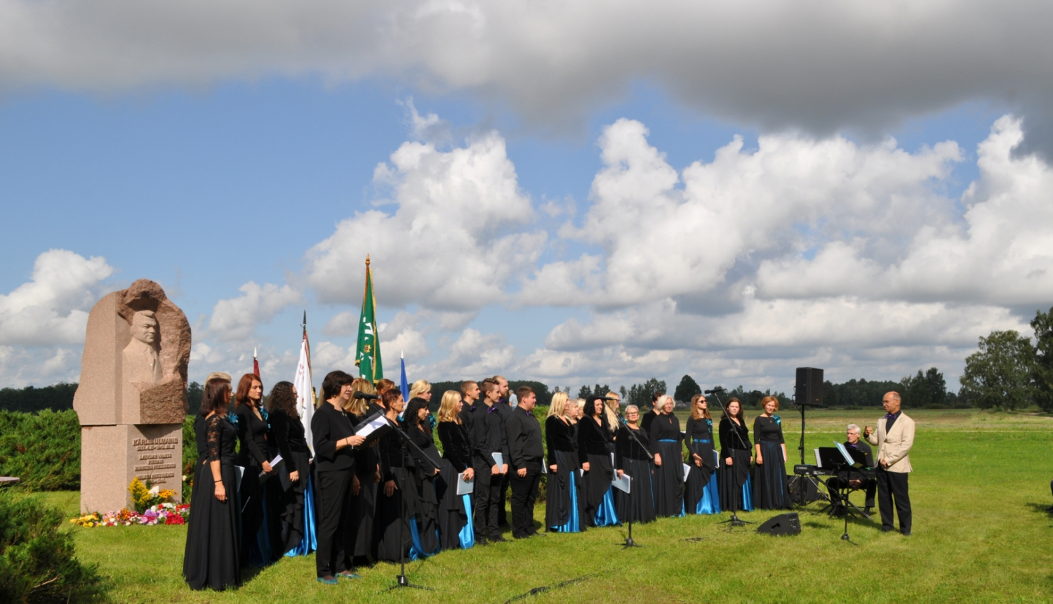 Dziedātāji atceres pasākumā pie K.Ulmaņa pieminekļa