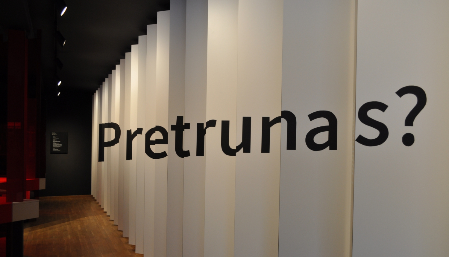 Pretrunas? - uzraksts no ekspozīcijas