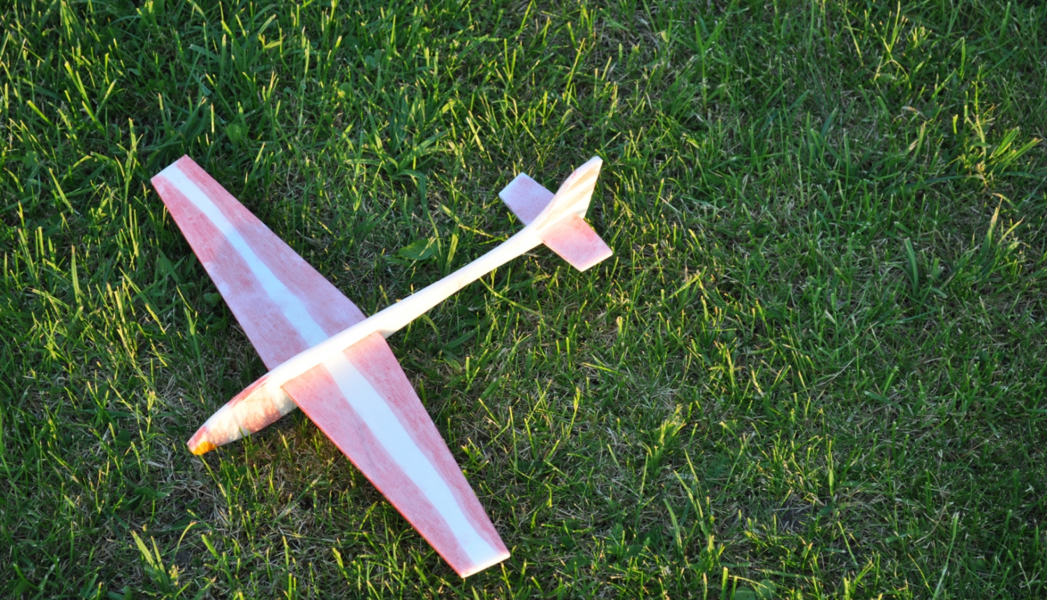 Kāda muzeja apmeklētāja pašizgatavots lidmodelis Latvijas karoga krāsās