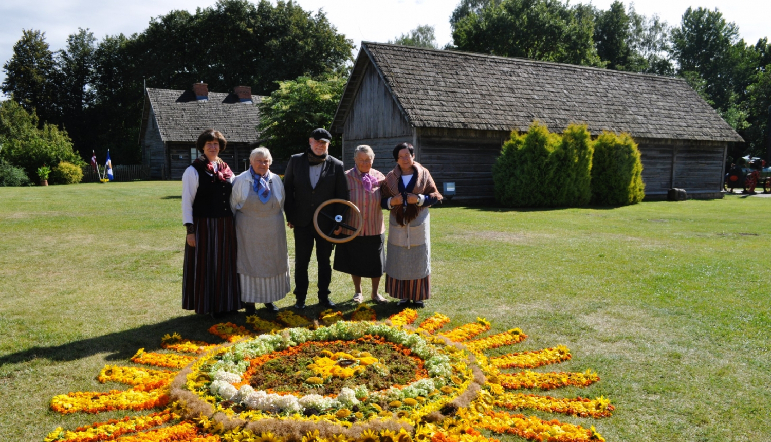 Muzeja kolektīvs muzeja pagalmā