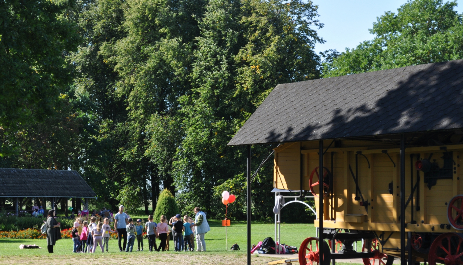 Skolēni muzeja "Pikšas" pagalmā, skats no saimniekmājas