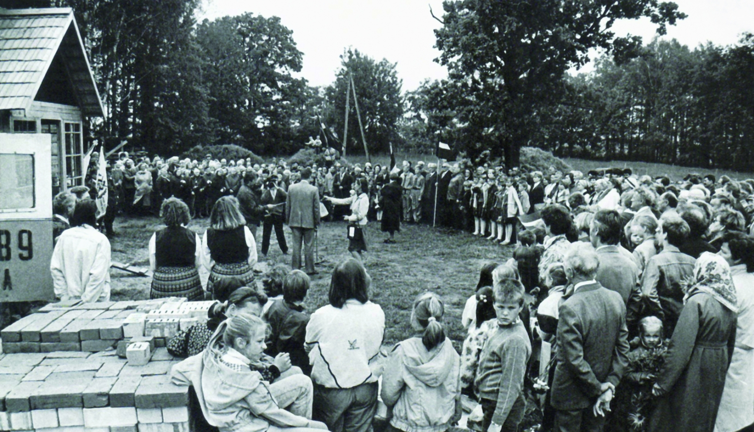 Muzeja "Pikšas" saimniekmāja ar cilvēku pūli pie parādes durvīm