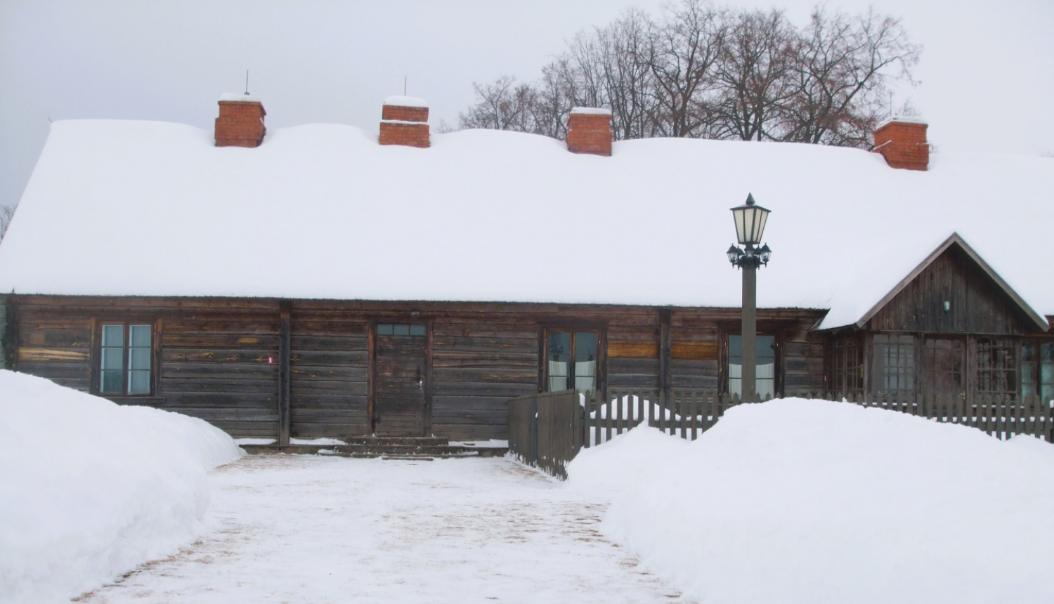 Muzeja „Pikšas" ēka sniegotā ainavā