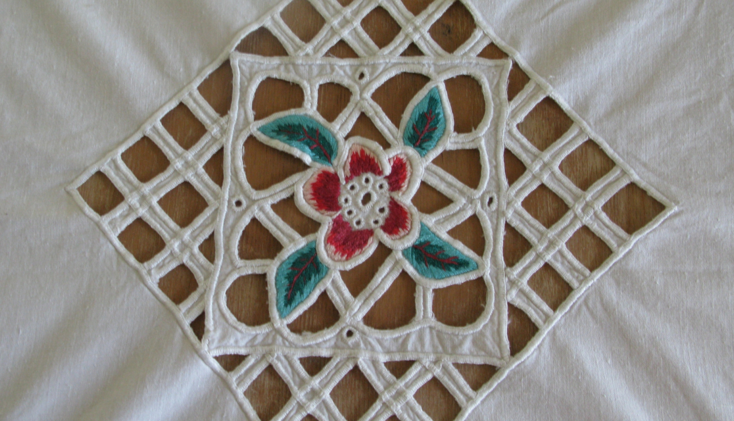 Rišeljē tehnikā darināts rožu raksts