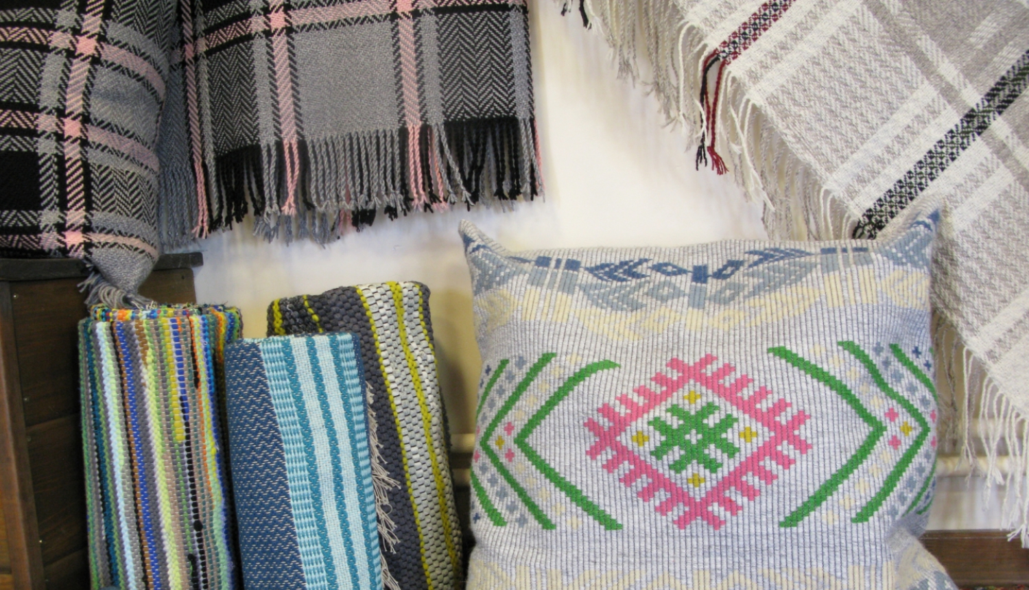 Krāsaini un dažādi Latvijas saimnieču austie un adītie darbi, kas tapuši izmantojot dažādas tehnikas