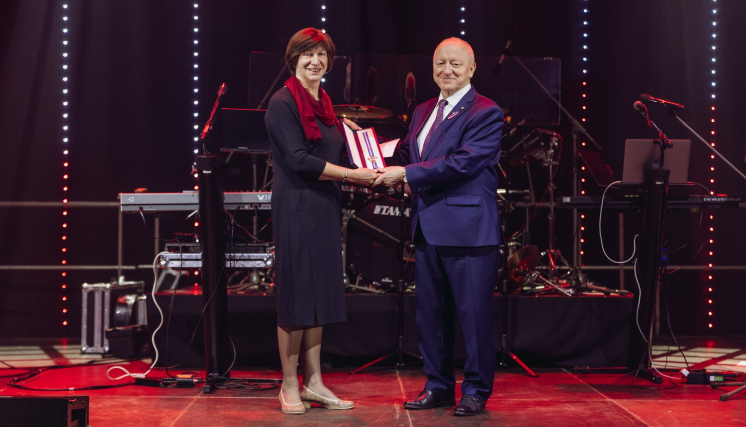 Sieviete un vīrietis sadevušies rokās tura Dobeles novada pašvaldības apbalvojumu